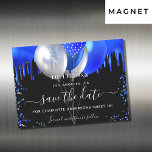 Dulce 16 azul real negro salve el imán de fecha<br><div class="desc">Un fondo negro decorado con goteos azules reales,  confetti y globos. Personalice y agregue una fecha y un nombre/edad. El texto: Save the Date se escribe con un gran guión de estilo escrito a mano.</div>