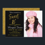 Dulce Dieciséis invitaciones de cumpleaños al Reli<br><div class="desc">Dulce 16 Invitación de cumpleaños glamorosa de negro y Relieve metalizado dorado falso. La foto de esta invitación se puede actualizar así como el nombre,  la fecha y la ubicación.</div>