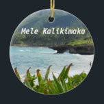 Dulce Ornamento de Navidad en la playa hawaiana<br><div class="desc">El bonito y el pintoresco diseño de la playa hawaiana incluye el tradicional saludo de Navidades hawaianos "Mele Kalikimaka".</div>