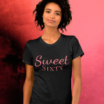 Dulce sesenta y sesenta años camisetas<br><div class="desc">La camiseta de cumpleaños 60 es perfecta para una mujer que celebra su cumpleaños 60. Viene con el texto Sweet sesenta - para una persona con sentido del humor. El color rosa es genial para ella. Gran idea de regalo para una mujer que celebra su sexagésimo cumpleaños - elija entre...</div>