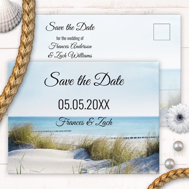 Dunas y playa Salven la tarjeta postal de fecha (A lovely Save the Date postcard featuring an image of dunes overlooking a beach and ocean)