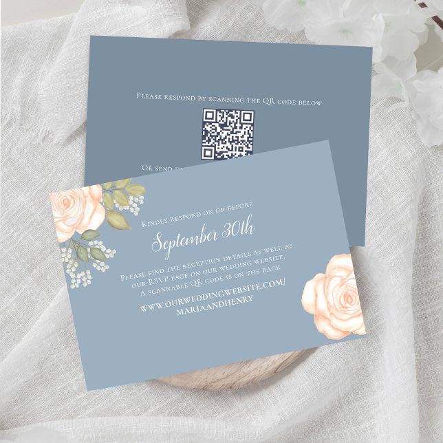Dusty Blue Floral Wedding RSVP Código QR (Dusty blue Wedding RSVP card with a scannable QR code template. )