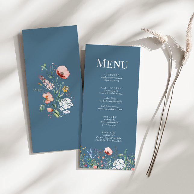 Dusty Blue Wildflower Meadow Boda Tarjeta de menú (Dusty Blue Wildflower Meadow Wedding Menu Card on a sunny white table.)