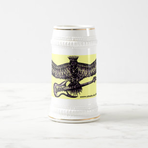 Eagle con la taza de cerveza fresca de la guitarra