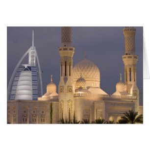 EAU, Dubái. Mezquita por la tarde con Burj al Arab