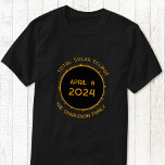 Eclipse solar total 2024 Camiseta personalizada<br><div class="desc">Celebra el eclipse solar total el 8 de abril de 2024 con esta camiseta personalizada. Cambie el apellido y cualquiera de los textos a personalizar.</div>