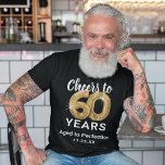 Edad a la perfección 60° camiseta de cumpleaños<br><div class="desc">Camiseta de moda de 60 años,  negra y dorada,  con sesenta globos de hellio dorado,  el dicho "vitoreo a 60 años",  "envejecido a la perfección" y la fecha.</div>