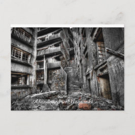 Edificio abandonado en postal de Japón