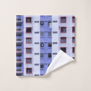 Edificio de altura azul y blanco