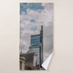 EDIFICIO DE CONCRETO GRIS BAJO CIELO DE COLOR DURA
