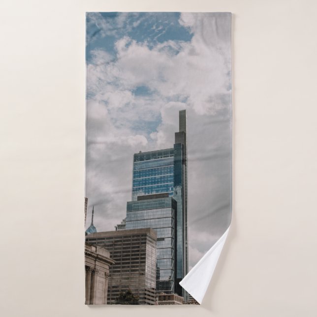 EDIFICIO DE CONCRETO GRIS BAJO CIELO DE COLOR DURA (Toalla de baño)