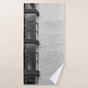 EDIFICIO DE CONCRETO GRIS CON VENTANA DE VIDRIO