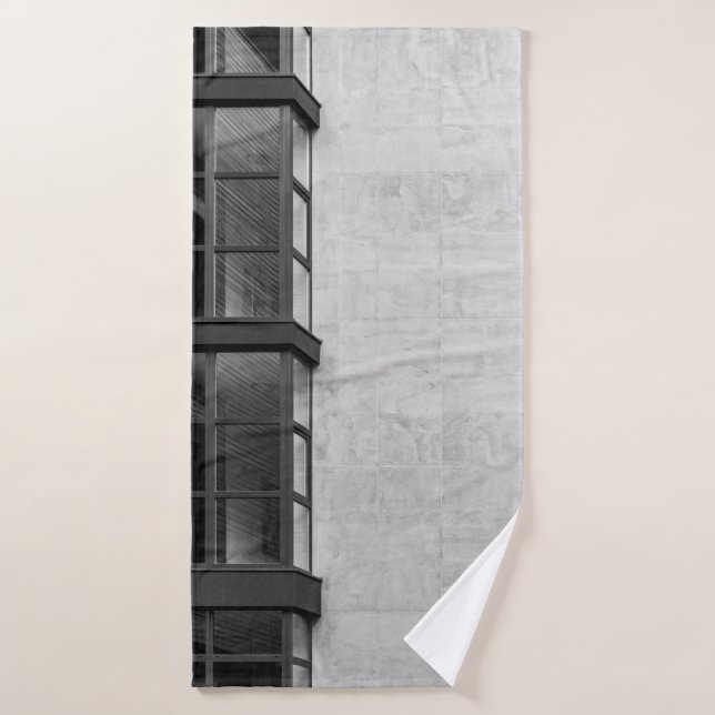 EDIFICIO DE CONCRETO GRIS CON VENTANA DE VIDRIO (Toalla de baño)
