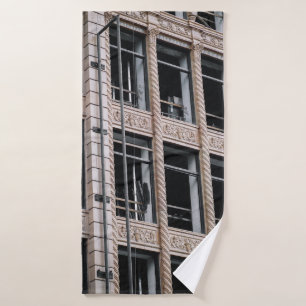 EDIFICIO DE CONCRETO MARRÓN CON VENTANAS DE VIDRIO