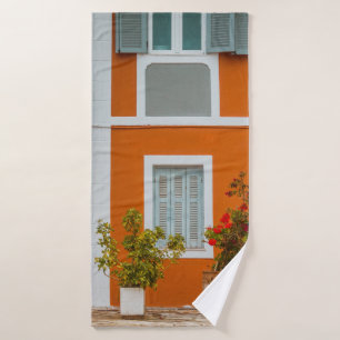 EDIFICIO DE CONCRETO naranja BLANCO Y GRIS
