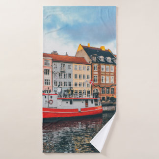 EDIFICIO DE CONCRETO ROJO Y BLANCO