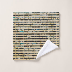 Edificio de hormigón marrón y blanco