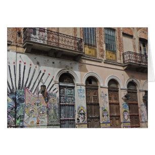 Edificio viejo con la pintada y las puertas de los