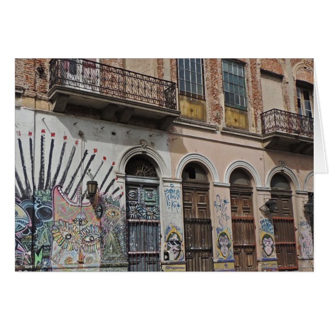 Edificio viejo con la pintada y las puertas de los (Anverso (Horizontal))
