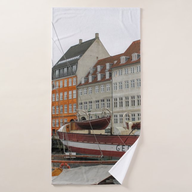 EDIFICIOS COLORIDOS JUNTO AL RÍO (Toalla de baño)