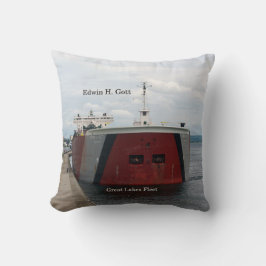 Edwin H. Gott con almohada cuadrada