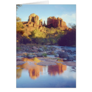 EE. UU., Arizona, Sedona. Cathedral Rock reflejand