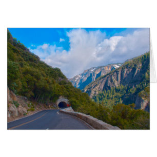 EE. UU., California. Túnel en el camino a Yosemite