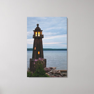 EE. UU., Michigan. Faro de decoración de jardín