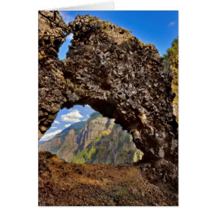 EE. UU., Oregón. Arco Rock Of Ages en el río Colum