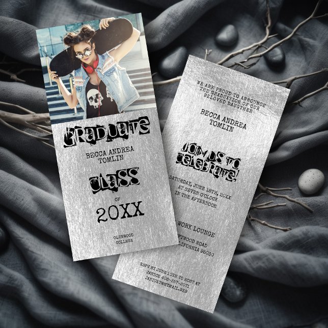 Efecto de Plata Metálico Grunge Alternativo Gradua (Alternative Grunge Graduation Metallic Silver Effect Photo Invitation. )