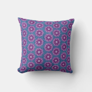 Efecto denim y almohada azul con flores moradas