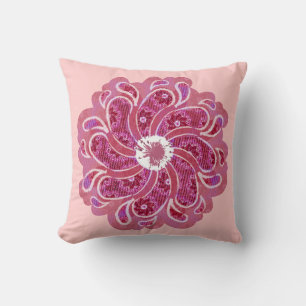 Efecto denim y almohada de flores rosadas rojas