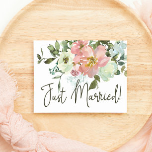 Eggshell y Floral Rosa Claro Recién Casados