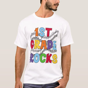 El 1r grado multicolor oscila las camisetas y los