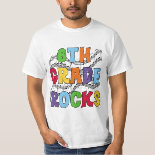 El 6to grado multicolor oscila las camisetas y los