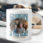 El abuelo retro es la taza gigante de la foto<br><div class="desc">Mugre retro para el abuelo con foto de personalizado. Tu foto será mostrada en forma de pegatina ondulado y enmarcada con "el abuelo es la cabra". escrita en tipografía retro y decorada con corazones de amor. Personaliza con el nombre o los nombres del nieto o nieto o cualquier texto que...</div>