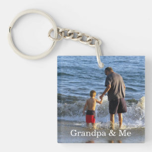 El abuelo y yo personalizamos el llavero de la