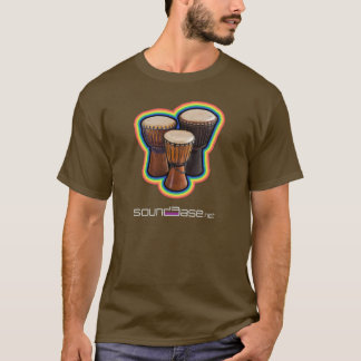 El africano teclea la camiseta del arco iris