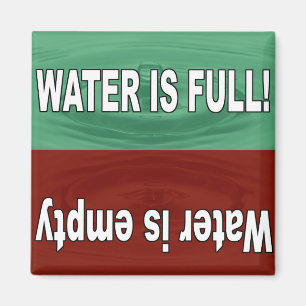 El agua está llena y el imán vacío