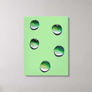 El agua verde desemboca en el arte del agua