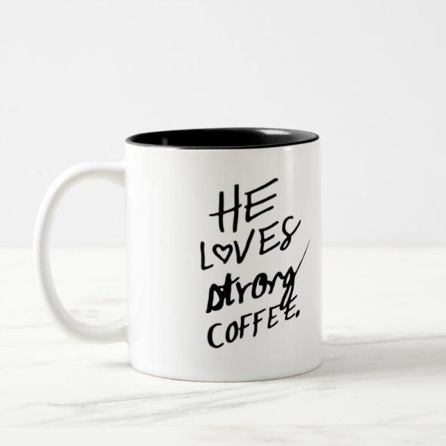 él ama la taza de café fuerte (Izquierda)