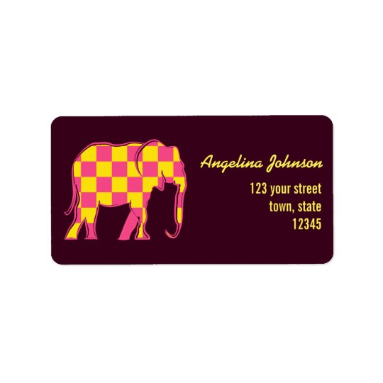 El amarillo del elefante rosado ajusta moda etiquetas de dirección