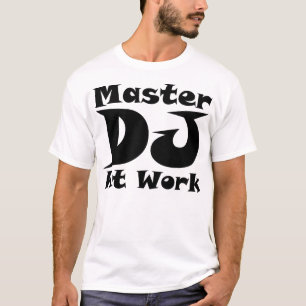 El amo DJ en la camiseta del trabajo se enciende