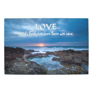 El amor construye puentes arte mural metalizado