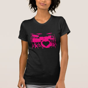 El amor de los chicas teclea la camiseta oscura