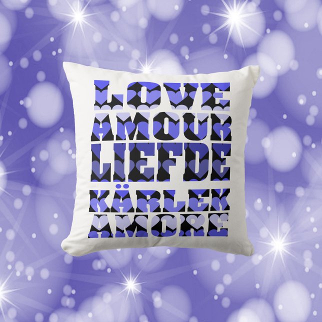 El amor en muchos idiomas Cojín decorativo de cora (A pillow that says love in many languages like English, French and Italian with blue hearts.)