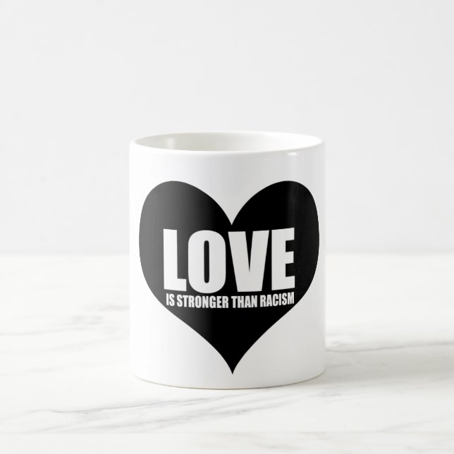 El amor es más fuerte que la taza del racismo (Centro)
