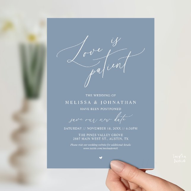 “El Amor es Paciente” Anuncio de cambio de fecha d (“Love Is Patient” Wedding Postpone Announcement Date Change Card in Dusty Blue)