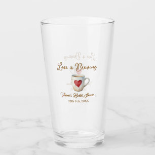 El amor está preparando taza de café blanca corazó