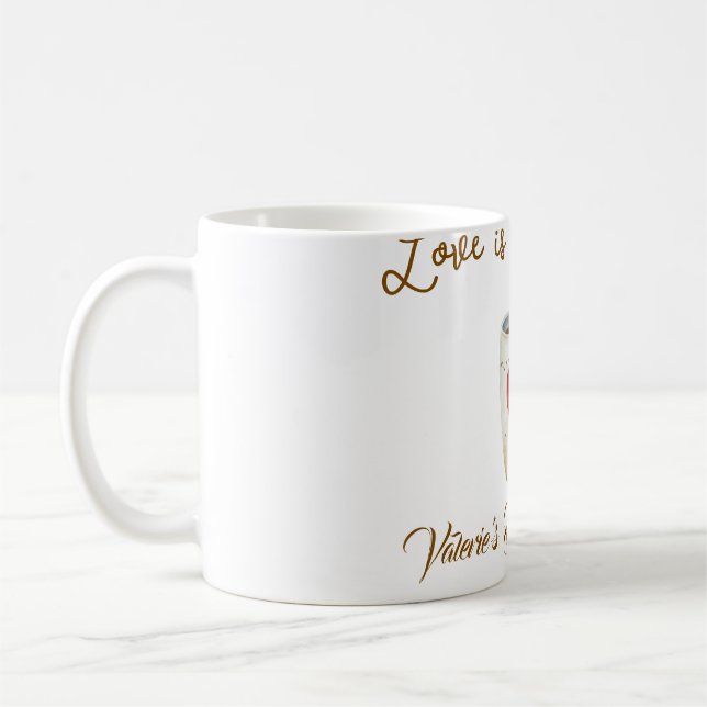 El amor está preparando taza de café blanca corazó (Izquierda)